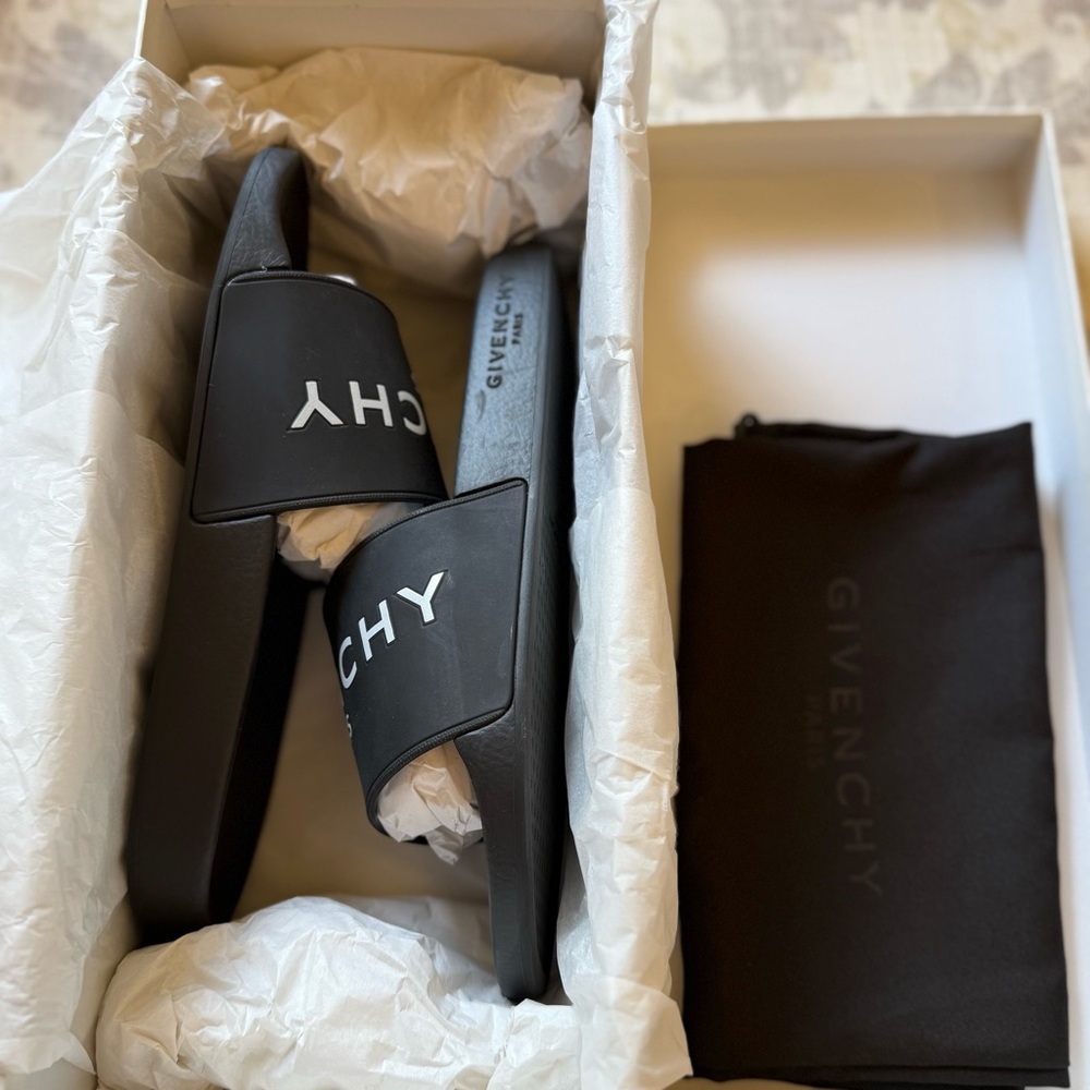 💯Authentic Givenchy Logo Slide Sandals in black, size EU 39/US 9